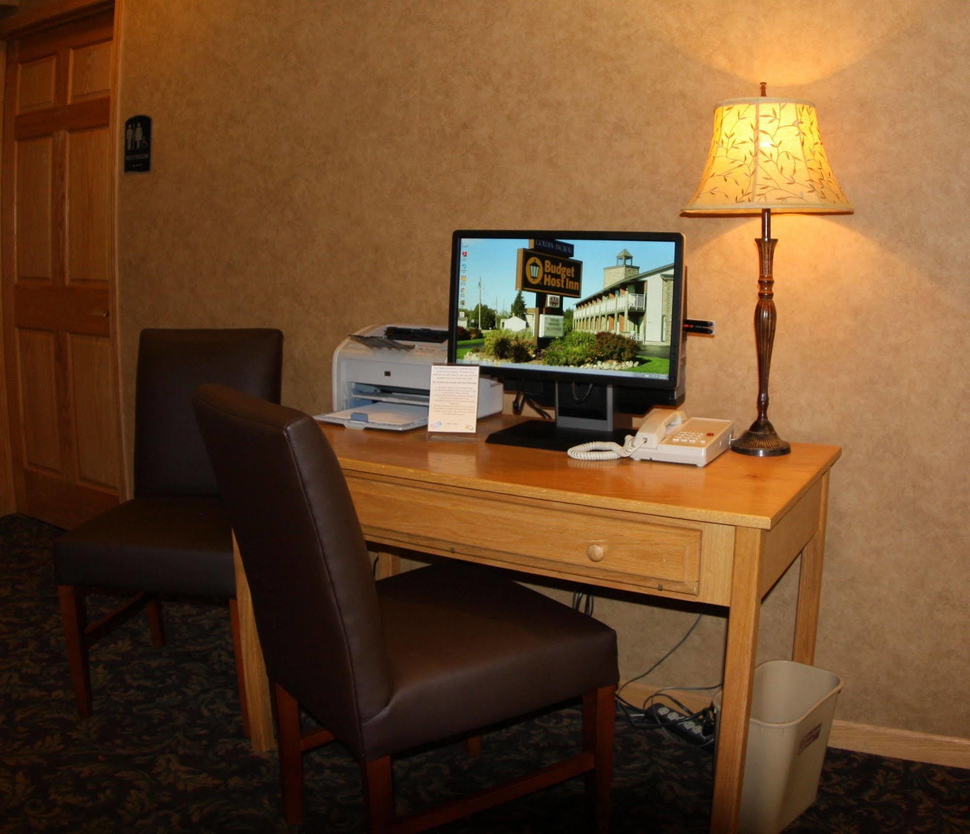 Budget Host Inn & Suites Saint Ignace Exteriör bild