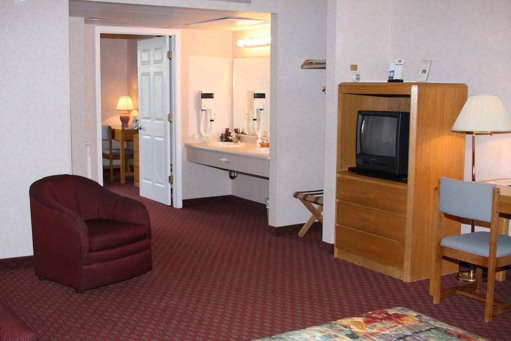 Budget Host Inn & Suites Saint Ignace Exteriör bild